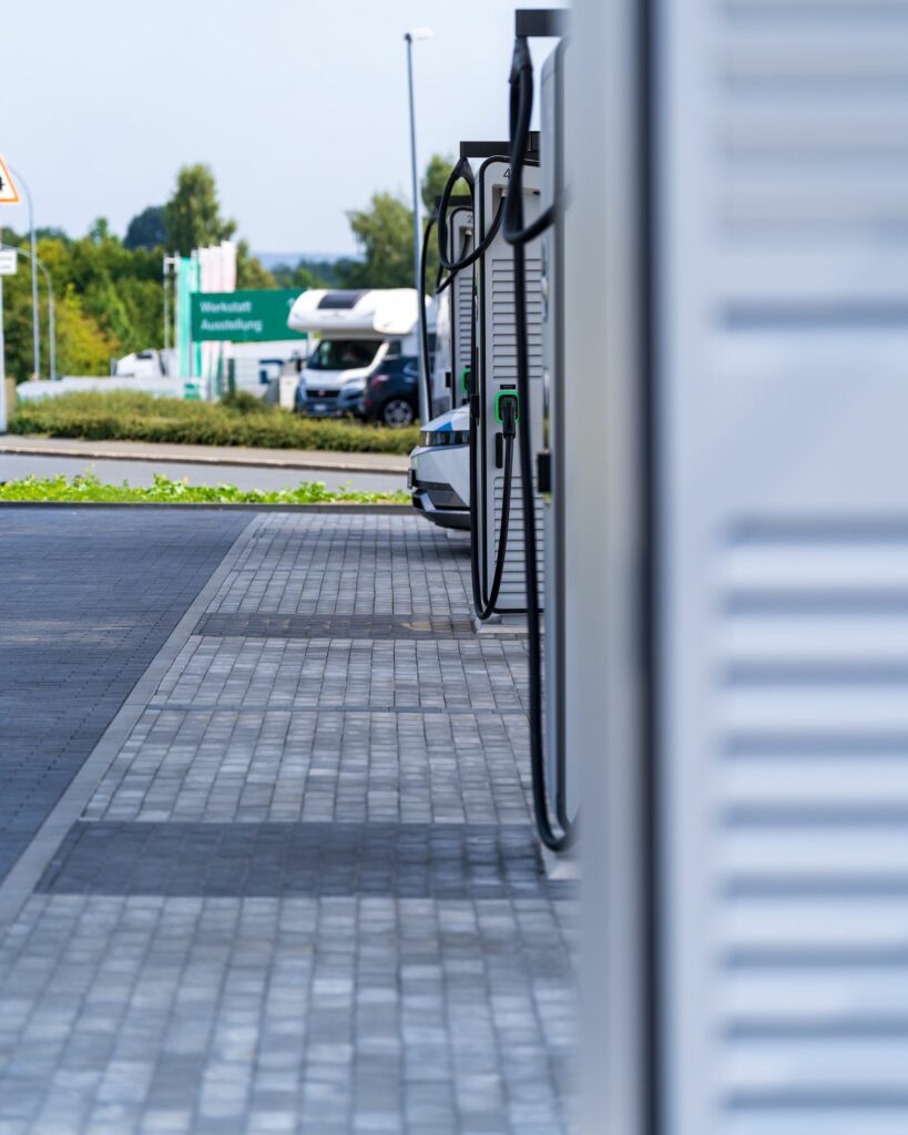 Parc de bornes de recharge pour véhicules électriques installé sur un parking d'entreprise