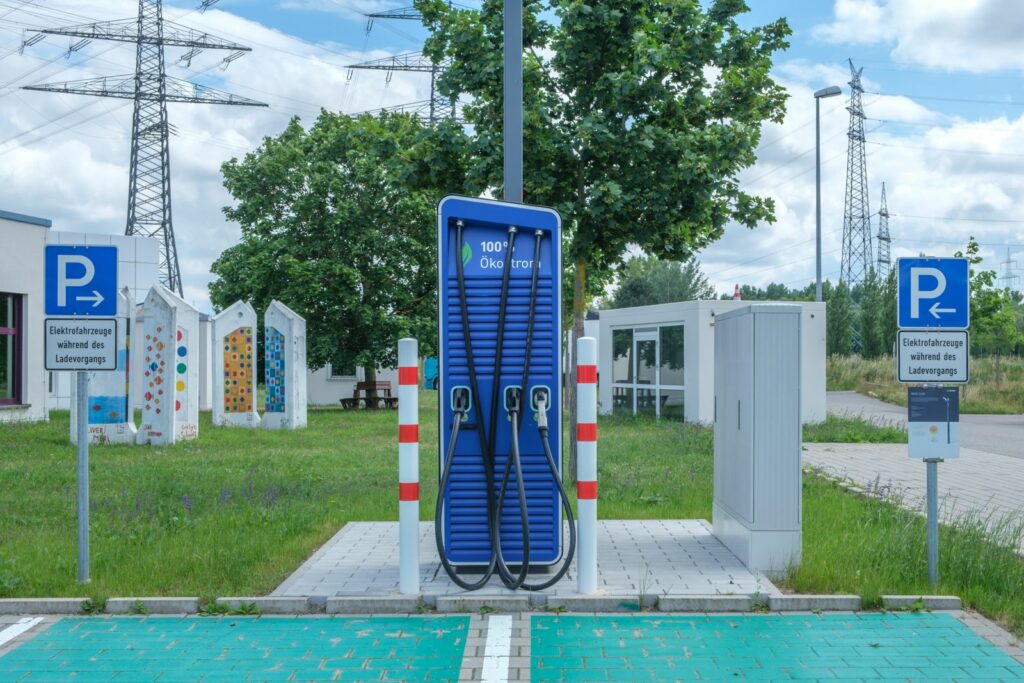 Bornes de recharge rapide pour voitures électriques installées sur un parking