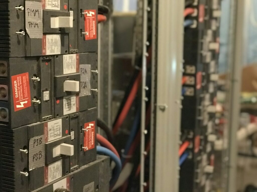 Disjoncteurs de puissance alignés dans un tableau basse tension lors d'une révision